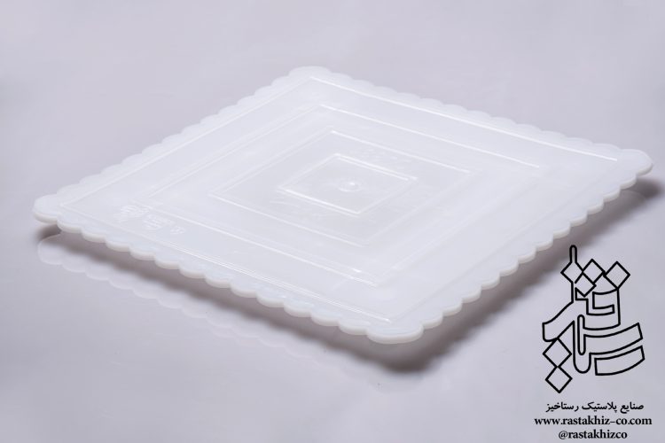 صفحه کیک مربع سفید در 5 طبقه